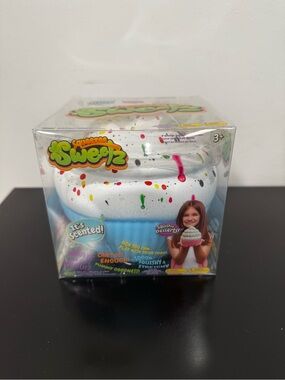 Squeezee Sweetz Scented Squishy Cupcake blue